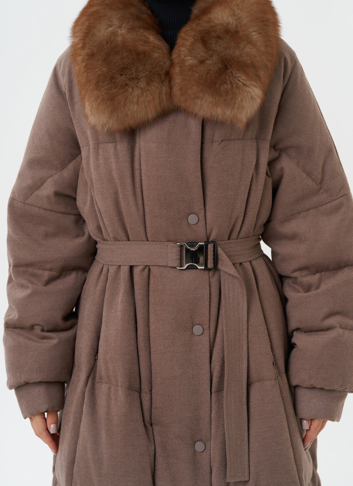 Длинный пуховик с отделкой из меха песца