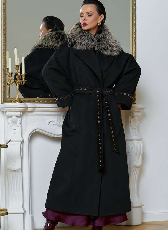 Утепленное женское пальто с английским воротником из меха лисы