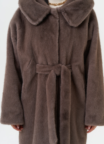 Пальто из эко меха с капюшоном