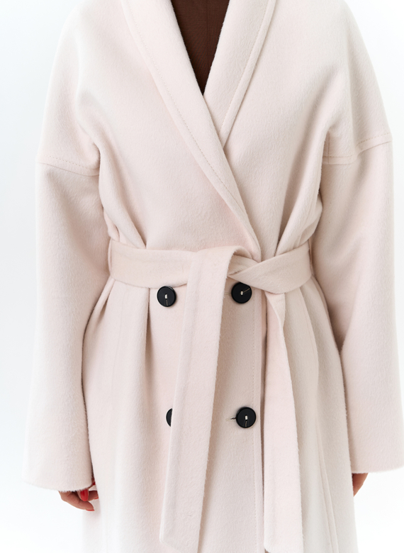 Светлое женское пальто с воротником шаль