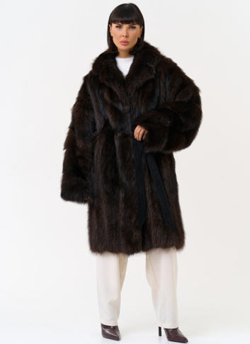 Шуба из меха енота с английским воротником