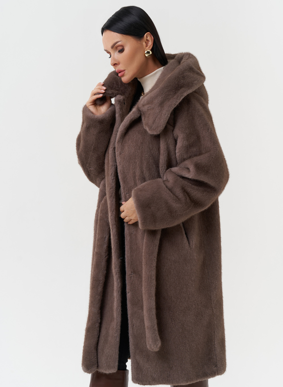 Пальто из эко меха с капюшоном