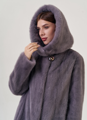 Шуба с капюшоном фиолетового цвета