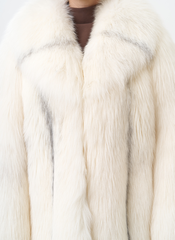 Белая куртка из лисы