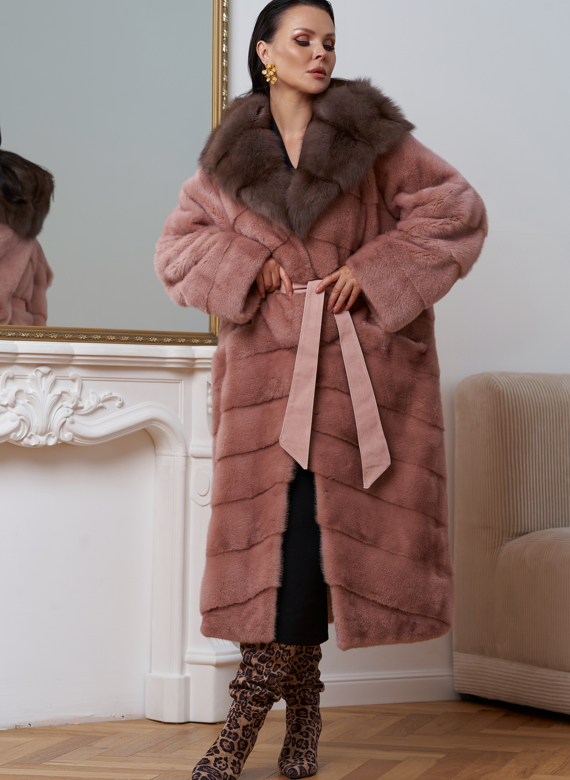 Норковая шуба розового цвета с капюшоном из меха куницы