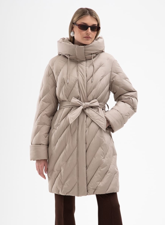 Женский пуховик бежевого цвета с капюшоном