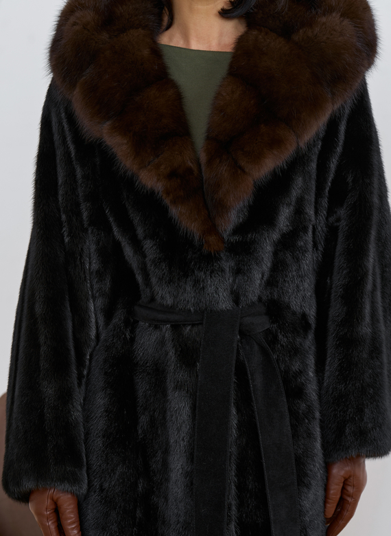 Шуба из меха норки с капюшоном из меха куницы Шуба из меха норки с капюшоном из меха куницы