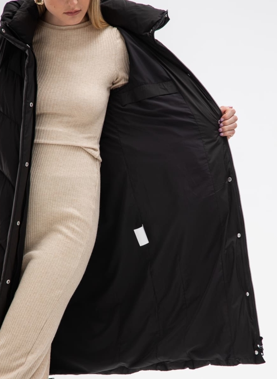 Женский пуховик черного цвета с капюшоном