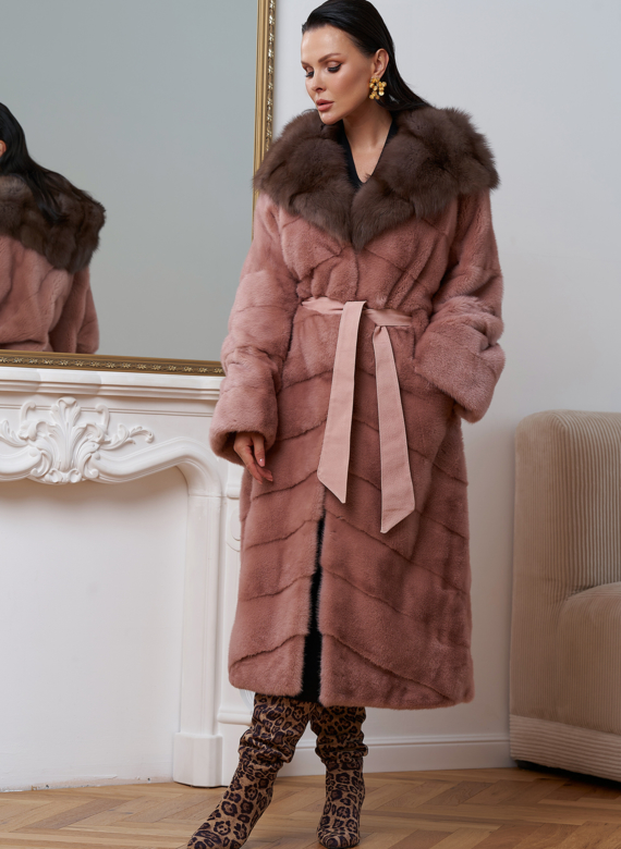 Норковая шуба розового цвета с капюшоном из меха куницы