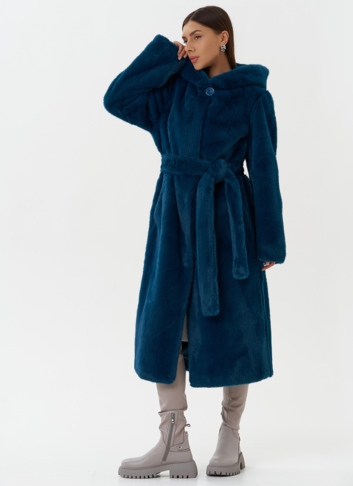 Удлиненное пальто из эко меха с капюшоном