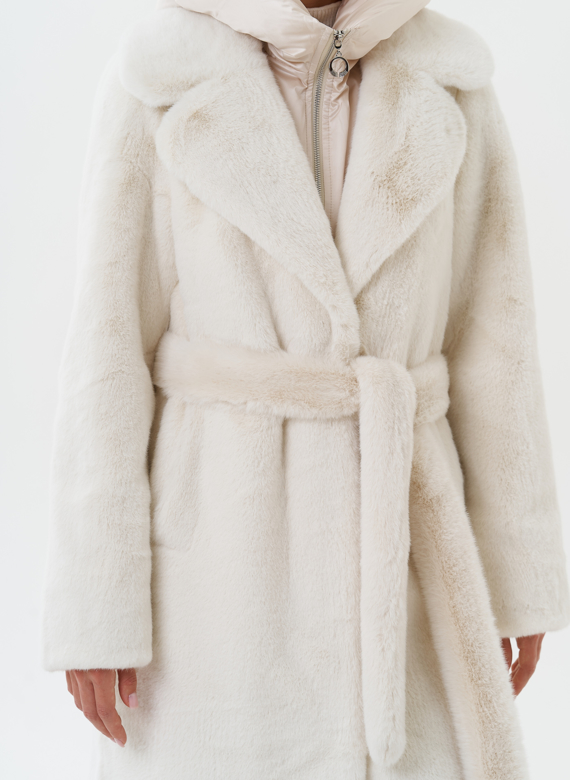 Женское пальто из эко меха с капюшоном