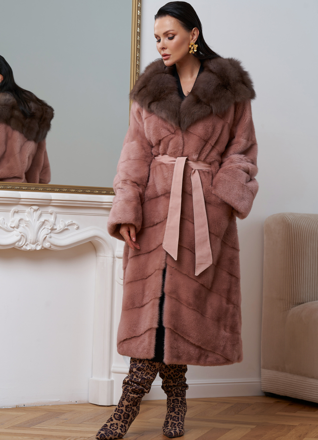 Норковая шуба розового цвета с капюшоном из меха куницы модель № 27569 меха малина