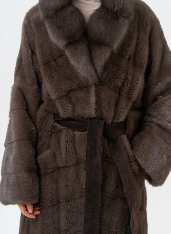 Длинная шуба из меха норки с капюшоном из меха куницы