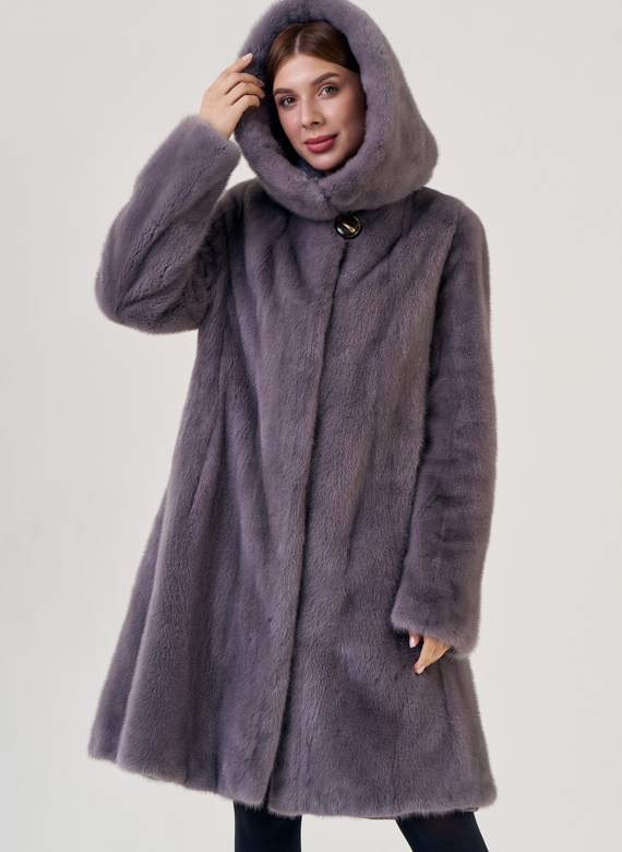 Шуба с капюшоном фиолетового цвета