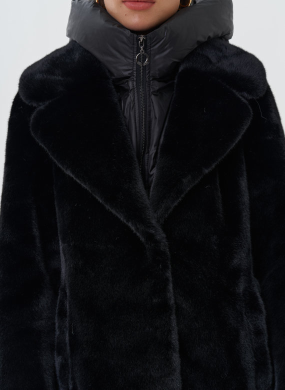 Куртка из эко меха с капюшоном