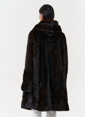 Женская шуба из меха норки с капюшоном 