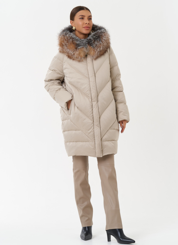 Светлый пуховик с мехом чернобурки