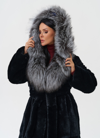 Шуба из меха кролика с капюшоном из чернобурки