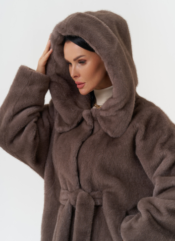 Пальто из эко меха с капюшоном