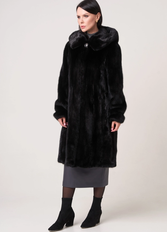 Шуба черного цвета  модель № 23870 в рассрочку