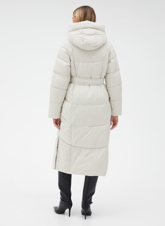 Женский светлый пуховик с капюшоном и поясом