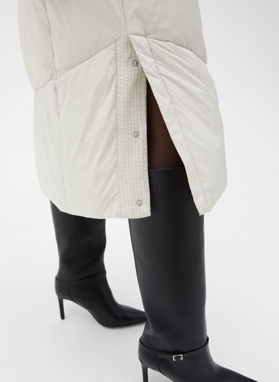 Женский светлый пуховик с капюшоном и поясом