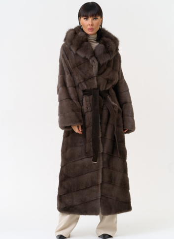 Длинная шуба из меха норки с капюшоном из меха куницы