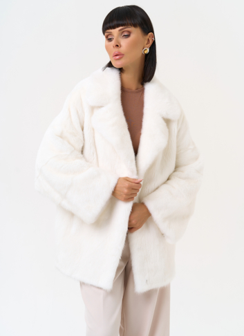 Шуба из меха норки белого цвета