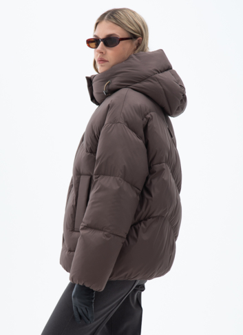 Женский пуховик коричневого цвета с капюшоном