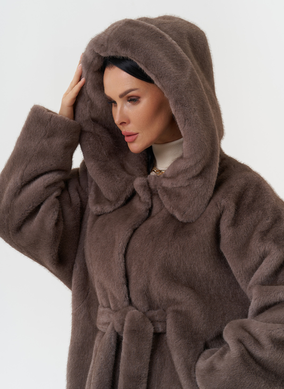 Пальто из эко меха с капюшоном