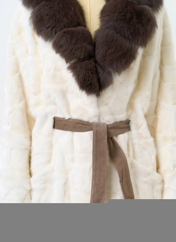 Длинная шуба с воротником из меха песца фото