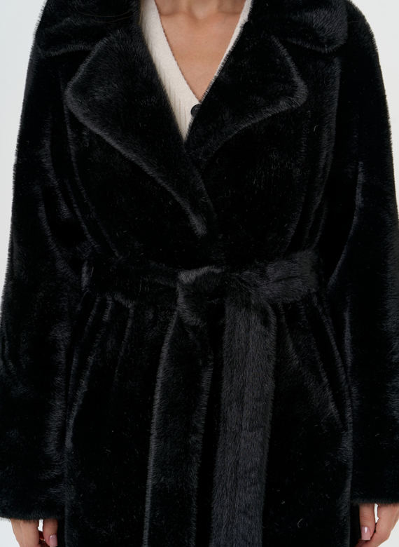 Женское пальто из эко меха с декоративными молниями