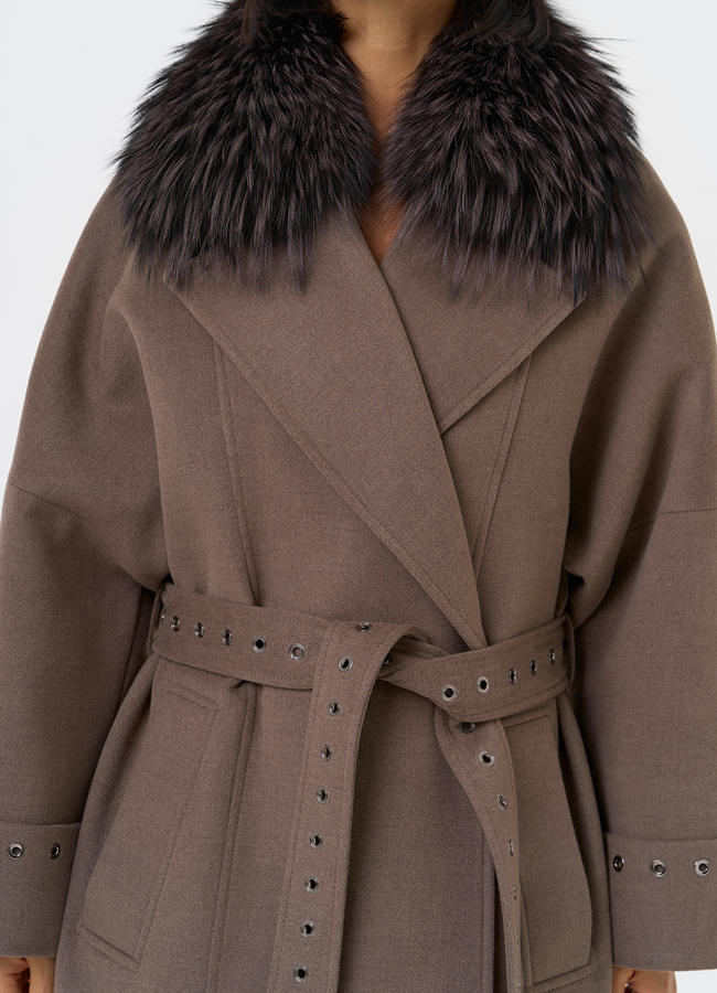 Утепленное женское пальто с английским воротником из меха лисы модель № 31553 универмаг малина