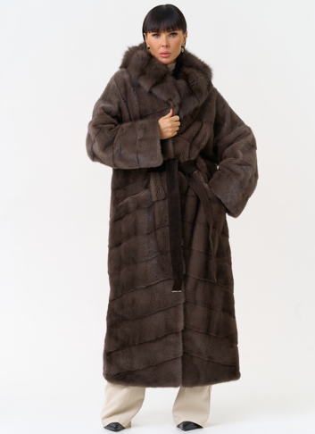 Длинная шуба из меха норки с капюшоном из меха куницы