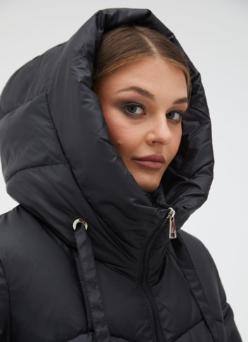 Женский пуховик черного цвета с капюшоном