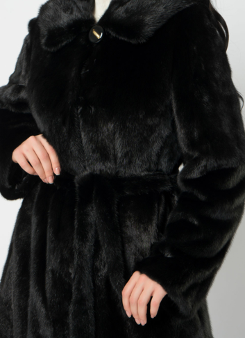 Норковая шуба с капюшоном и поясом черного цвета