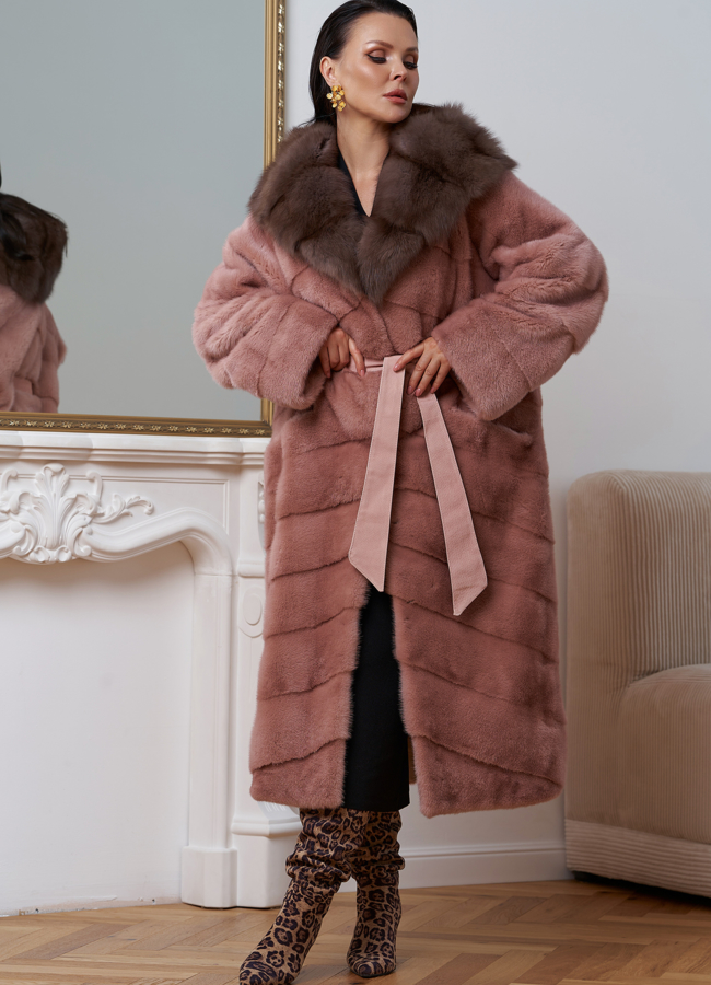 фото Норковая шуба розового цвета с капюшоном из меха куницы модель № 27569