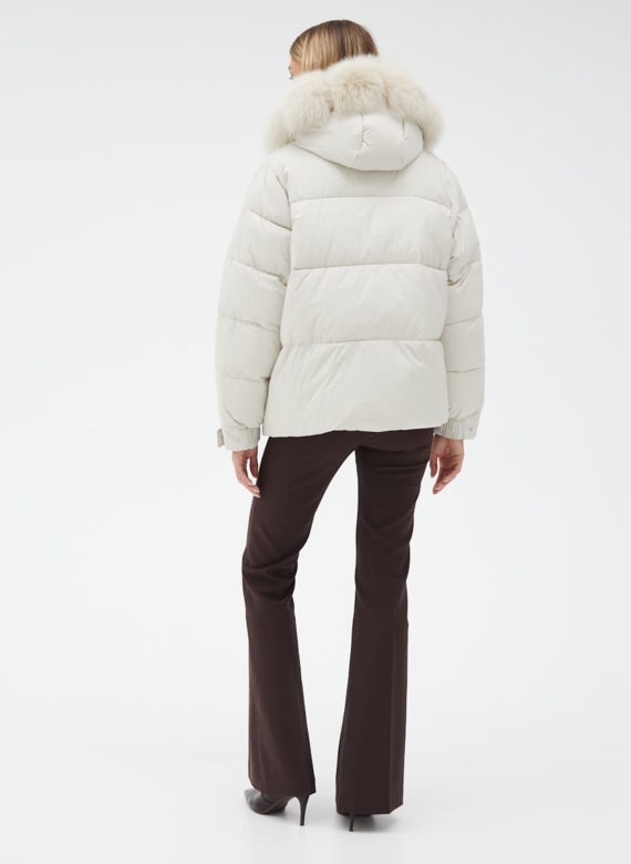 Короткий пуховик с капюшоном из меха песца