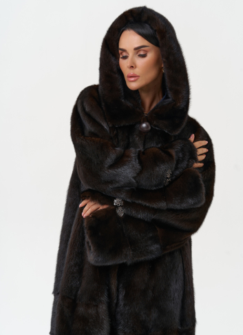 Женская шуба из меха норки с капюшоном 