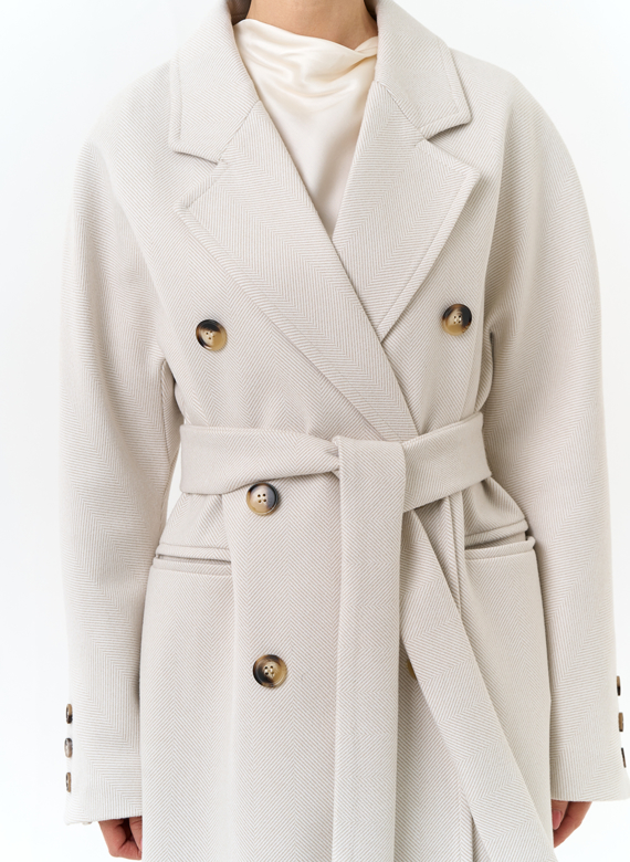 Светлое женское пальто с поясом