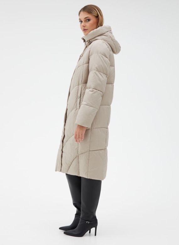 Женский пуховик бежевого цвета с капюшоном