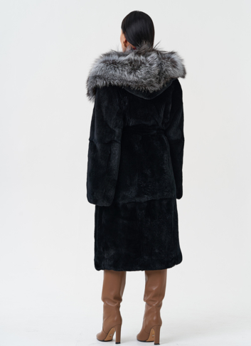 Шуба из меха кролика с капюшоном из чернобурки