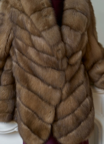 Женская шуба из куницы с воротником шаль