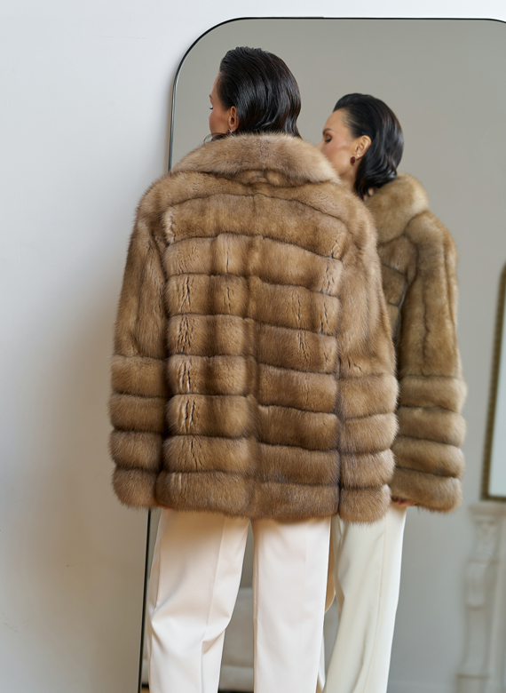 Женская шуба из куницы с английским воротником Женская шуба из куницы с английским воротником