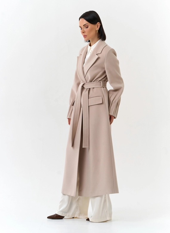 Женское светлое пальто с поясом фото