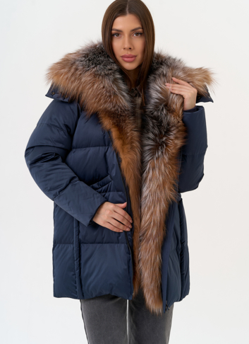 Женский пуховик с отделкой из меха блюфрост