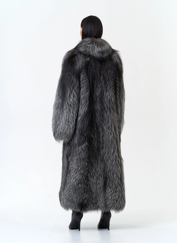 Женская шуба из меха чернобурой лисы фото