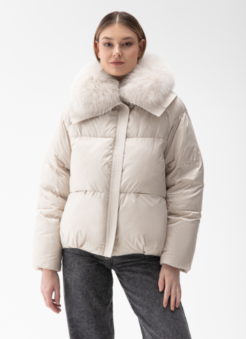 Женский пуховик с отделкой из меха песца