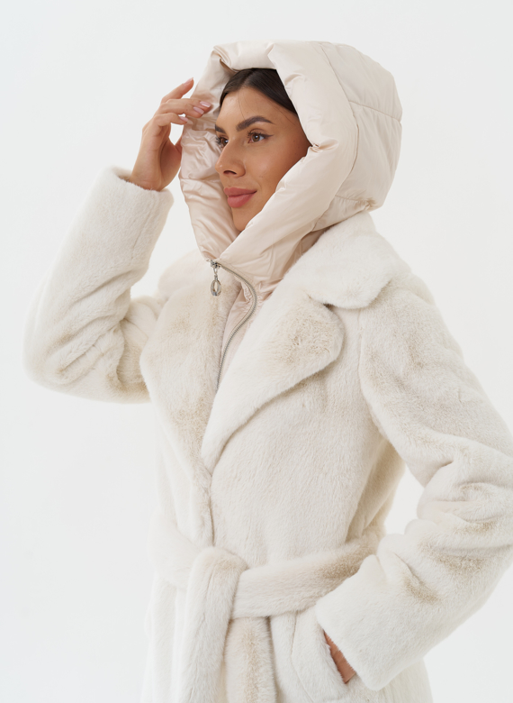 Женское пальто из эко меха с капюшоном