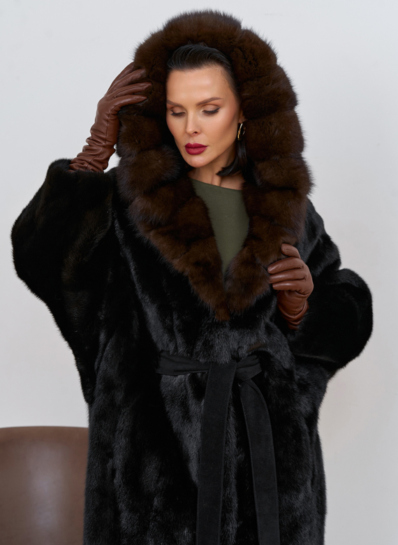 Шуба из меха норки с капюшоном из меха куницы Шуба из меха норки с капюшоном из меха куницы